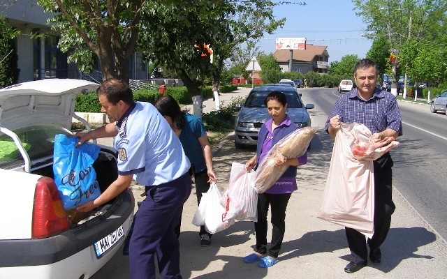 Polițiștii din Țăndărei, aproape de semenii nevoiași