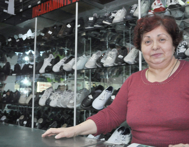 În slujba pantofilor de 44 de ani