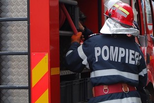 Amara: Proprietarul unei locuințe în flăcări, intoxicat cu monoxid de carbon