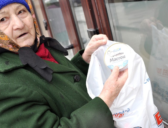 Cozonac și conserve de macrou pentru pensionarii slobozeni