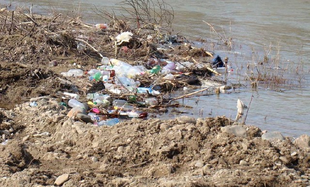 Ialomițenii îngroapă județul în gunoaie!