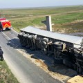 Gura Ialomiței: Camion plin cu floarea-soarelui, răsturnat pe șosea