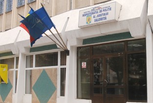 Iubita unui deținut a transformat un polițist în victimă