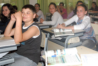 Zeci de elevi ialomițeni, înghesuiți în clase simultane