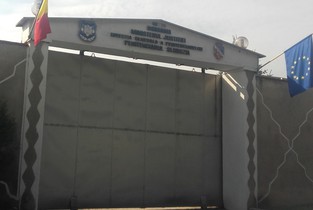 Un deținut a fost înjunghiat în gât cu un obiect metalic ascuns într-un pix