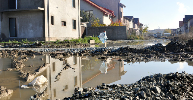 Slobozia: 800 de tone de pietriș sunt scufundate în noroi