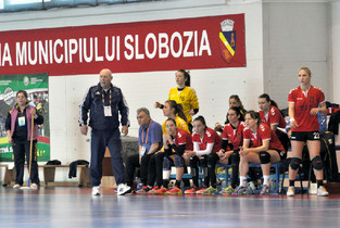 Cu Romanul în sferturi