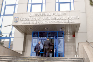 4 ani cu executare pentru agenții care primeau șpăgi de la șoferii certați cu legea