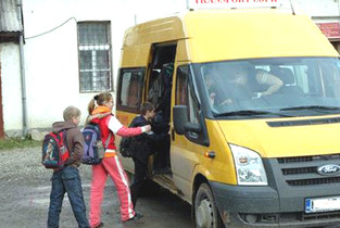 Primăria Axintele vrea firmă de transport persoane cu microbuzele școlare
