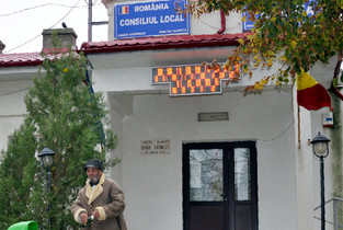 Patru cerșetori datorează Primăriei Căzănești peste 300 mii de lei