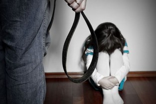 Fetiță de 8 ani, bătută cu bestialitate de unchiul său