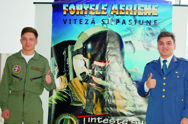 Șoimii tineri ai aviației militare românești