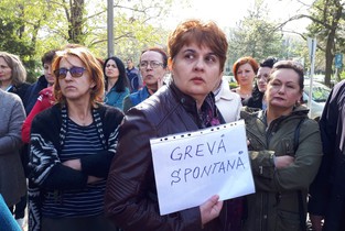 Brancardierii și infirmierele au ieșit în stradă