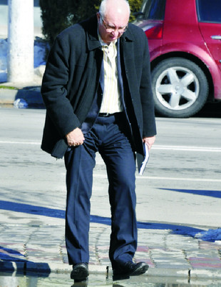 Directorul Gabriel Modrea vânează sporuri ilegale