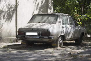 Mașini «uitate» pe străzile Sloboziei