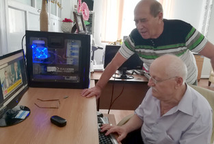 Vârstnicii din Slobozia uită de bătrânețe navigând pe internet