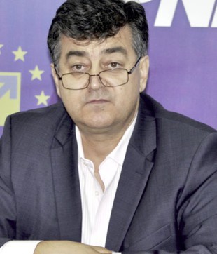 «PSD majorează tariful la apa nepotabilă, în timp ce slobozenii cară apa potabilă cu sacaua din supermarket-uri!»