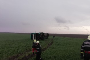 Autocar aruncat pe câmp de o tornadă în apropiere de Brâncoveni-Călărași