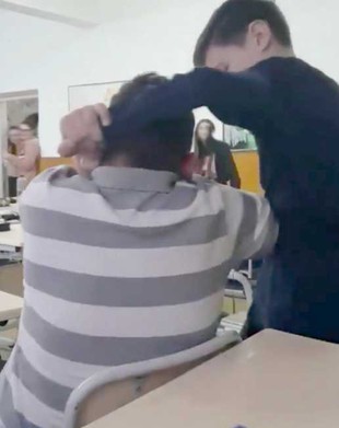 Olimpic la 3 discipline și-a bătut colegul de clasă 