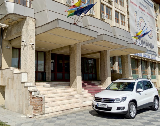 Prefectul Gigi Petre își parchează mașina în... șantier!