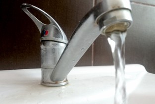 Apa de la robinetele școlilor, un pericol pentru sănătatea elevilor