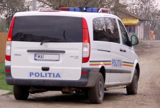 Iazu: Și-a lovit fiul cu toporul