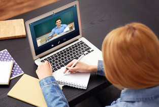 Cursuri pe internet pentru 80% dintre elevii ialomițeni