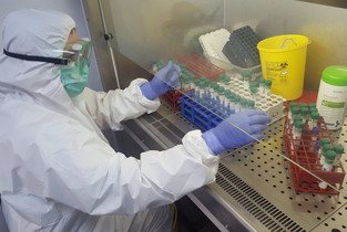 Singurul aparat pentru testarea pacienților COVID-19 așteaptă kit-uri din America pentru a fi pus în funcțiune