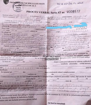 Bătrână amendată pe nedrept de polițiștii locali pentru că s-a odihnit pe o bancă!