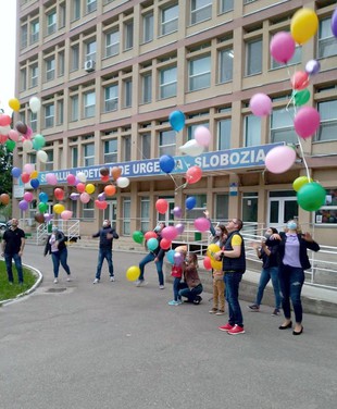 Petrecere cu baloane colorate în curtea Spitalului Slobozia