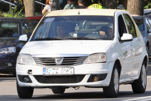Război între Primăria Slobozia și taximetriști din cauza panourilor despărțitoare