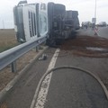 Camion încărcat cu baloți de lucernă, răsturnat la ieșirea din Fetești