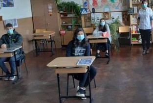 Ialomița: Virusul SARS-CoV-2 a trimis în izolare și carantină 26 de profesori și elevi