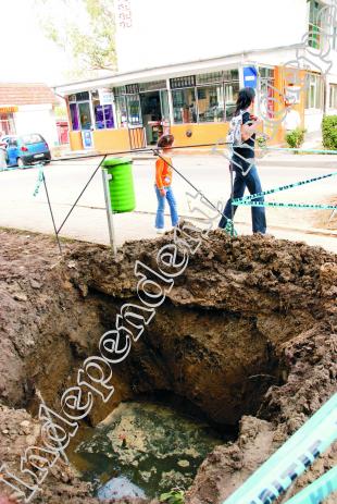 La Slobozia, apa izvorăște din asfalt