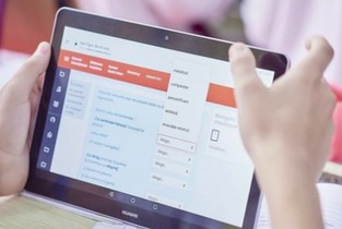 Elevii din Ialomița așteaptă tabletele electronice promise de Ministerul Educației