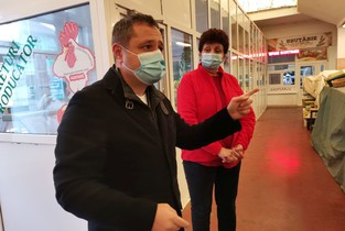 Vânzarea produselor expuse în hală se va face în exterior