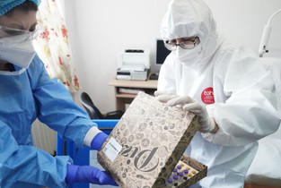 Ministerul Sănătății și-a asumat public distribuția vaccinului anti-COVID-19 în cutii de pizza: «Pledăm vinovați!»