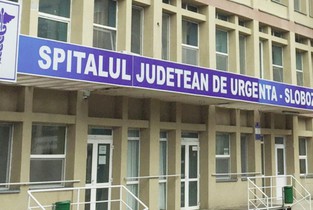 Injecții cu botox în gâtul unui pacient
