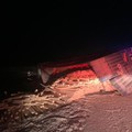 Țăndărei: Camion încărcat cu cherestea, răsturnat într-un șanț