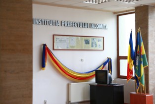 Prefectul Tănăsescu a fost învestit cu ușile închise
