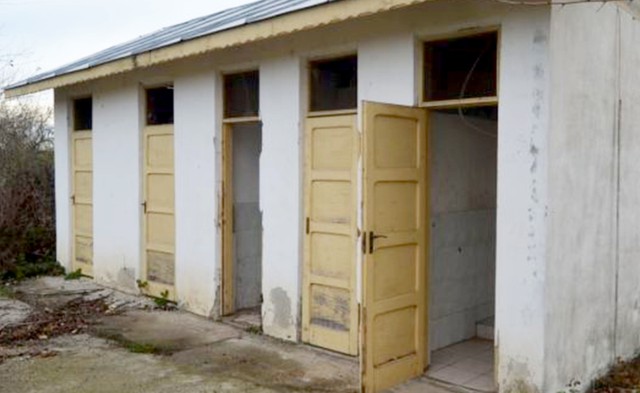 WC-urile din curțile școlilor ialomițene au rămas neclintite