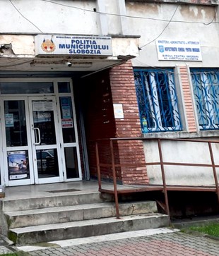 Slobozia: Birourile polițiștilor, transformate în depozite de anvelope