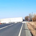 Țăndărei: Camion încărcat cu azotat de amoniu, răsturnat pe șosea