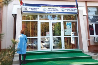 În timp ce numărul elevilor scade masiv, totalul dascălilor rămâne constant