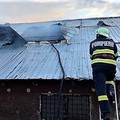 Ciulnița: Flăcările au mistuit acoperișul unei hale