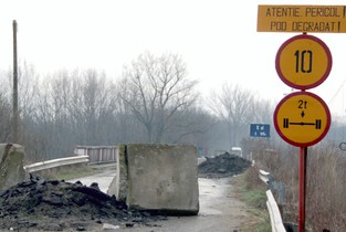 Podul rutier peste râul Ialomița din Țăndărei așteaptă reabilitarea