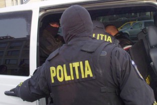 Adolescente din Bărbulești, «angajate» ale unei fundații-fantomă, în vizorul polițiștilor