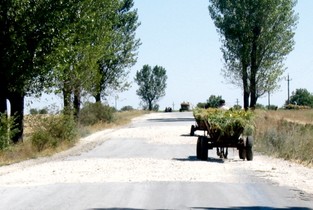 Ialomițenii beau apă din fântâni și circulă pe drumuri de pământ