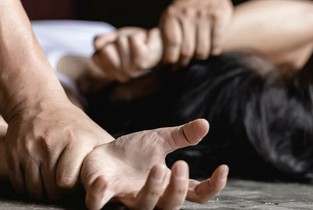 Slobozia: O tânără de 16 ani acuză că ar fi fost violată de iubitul său