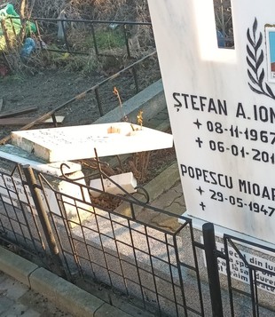 Slobozia: Cimitirul Bora a fost vandalizat!